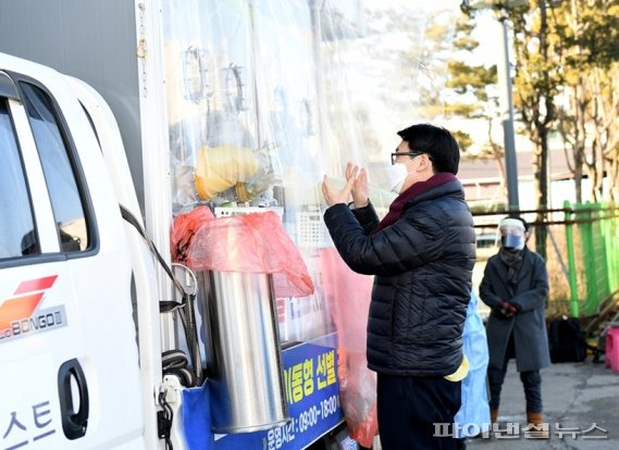 최종환 파주시장 금촌차고지 이동 선별검사소 현장점검. 사진제공=파주시