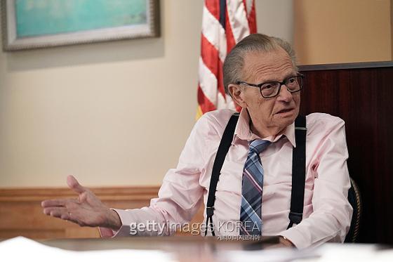 LETS BE REAL: Guest star Larry King in LETS BE REAL airing Thursday, Oct. 1 (9:00-9:30 ET/PT) on FOX. (Photo by FOX via Getty Images)
