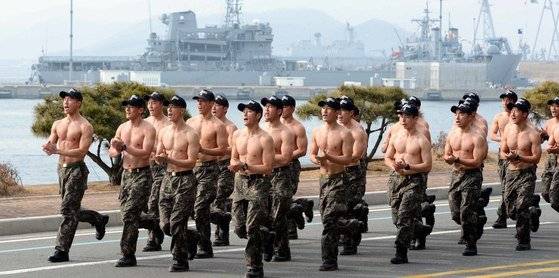해군 특전단 대원들이 차가운 겨울 바람을 가르며 부대 내 도로를 맨몸으로 달리기하고 있다. [중앙포토]