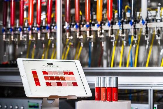 아모레퍼시픽은 '립 팩토리 바이 컬러 테일러'를 통해 한 사람만을 위한 립 컬러를 제안한다. 사진 아모레퍼시픽