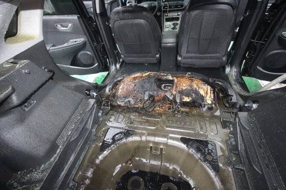 지난 23일 대구에서 발생한 코나 전기차 화재 사진. 충전 중이던 차에서 불이 났다. 사진 대구소방본부