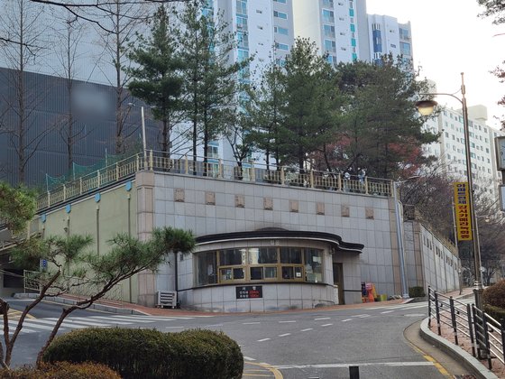 이용구 법무부 차관이 지난달 6일 오후 11시 30분쯤 택시기사를 폭행한 서울 서초동의 한 아파트 앞 도로. 박현주 기자