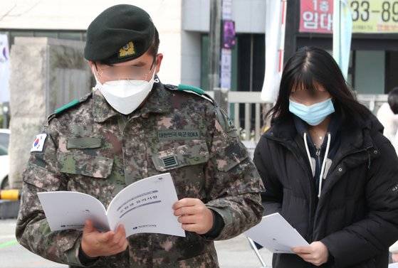 기획재정부가 공공기관에 “직원 승진심사 지원 자격에 군 경력을 포함하지 말라”는 내용의 공문을 발송했다. 사진은 지난해 대학수학능력시험 수험표를 받기 위해 줄을 서고 있는 군인 장병의 모습. 뉴스1