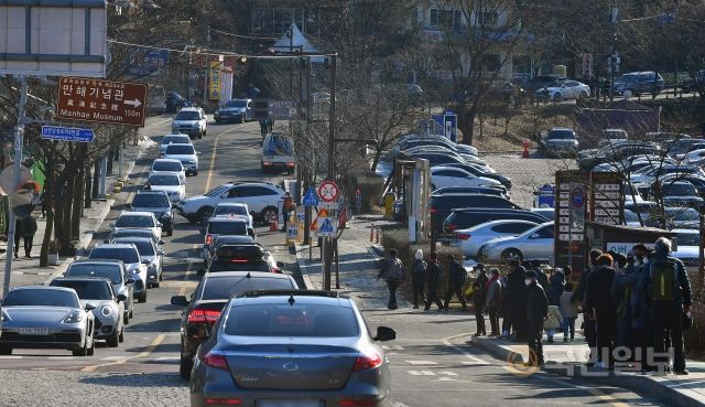 24일 남한산성 주차장 앞 도로에 차량정체가 극심하다.