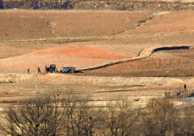 논에 모인 북한 주민들.