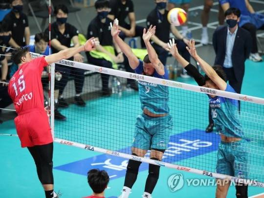 24일 오후 서울 장충체육관에서 열린 프로배구 도드람 2020-2021 V리그 우리카드와 한국전력의 경기. 한국전력의 러셀이 스파이크 공격을 하고 있다. [연합뉴스]