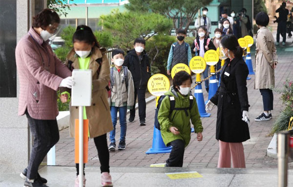 일선 교육 현장에선 그동안 초등학교 저학년의 사회성 결여 문제와 돌봄 공백, 학습 격차 등이 이어지자, 지난해 10월 추석 이후로 초등학교 1~2학년을 매일 혹은 주 4일 등교로 전환한 학교가 많았다. 서울시교육청도 당시 정부가 정한 밀집도 기준을 지키는 선에서 초등학교 1학년을 매일 등교시키고, 다른 학년을 그만큼 온라인수업으로 들을 수 있게 탄력 적용한 바 있다. 서울의 한 초등학교에서 어린이들이 지난 2학기 등교수업을 듣기 위해 학교에 들어서고 있는 모습. [이승환 기자]