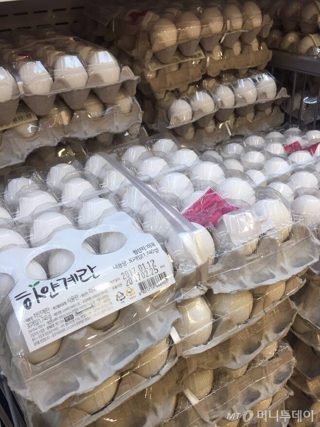 23일 오전 롯데마트 서울역점에 대형마트 업계에서 최초로 도입된 미국산 '하얀 계란'이 진열돼 있다. 30알 1판에 8490원에 판매되고 있다. / 사진=박진영
