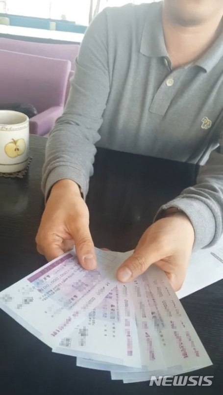 [창원=뉴시스] 강경국 기자 = 군납비리 사건 제보자 장모(47)씨가 지난 2016년 9월 경남 사천시 소재 식품회사 M사의 식품위생법 위반 사건을 무마시키기 위해 당시 직원 A씨의 지인 B씨를 통해 1억원짜리 수표 5장을 건네고 있다. (사진=독자 제공). 2021.01.24. photo@newsis.com