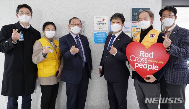 [수원=뉴시스] 서영석 국회의원(오른쪽 세번째)이 경기도 국회의원 희망나눔명패달기 캠페인에 동참하고 있다. (사진=경기적십자 제공) 2021.01.24.