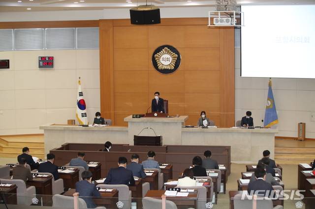 [포항=뉴시스] 강진구 기자 = 경북 포항시의회(의장 정해종)는 17일 오전 본회의장에서 상정된 19건의 안건을 처리하고 제278회 임시회를 폐회했다.(사진=포항시의회 제공) 2020.11.17.  photo@newsis.com