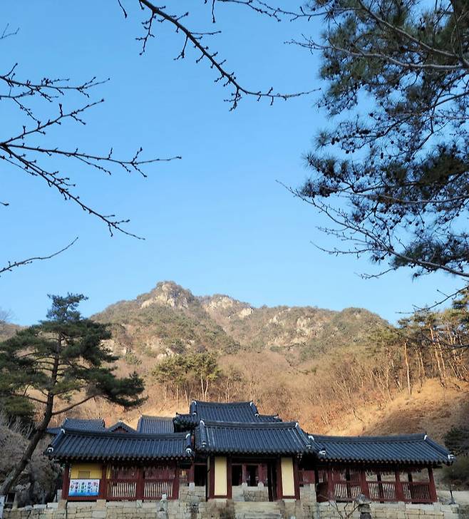 청평사 회전문과 오봉산