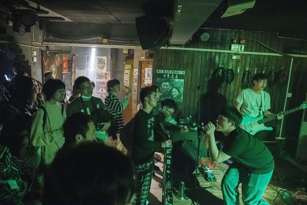 23일 도시 봉쇄 1주년을 맞은 중국 우한의 한 클럽에서 밴드가 공연을 펼치고 있다./사진=EPA 연합뉴스