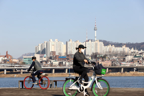 포근한 서울 - 포근한 날씨를 보인 24일 오전 서울 서초구 반포한강공원에서 시민들이 자전거를 타고 있다. 2021.1.24 연합뉴스