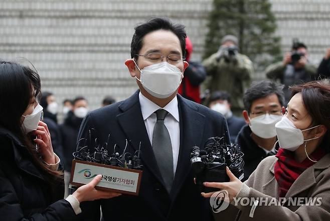 눈 감은 이재용…징역 2년6개월 법정구속 이재용 삼성전자 부회장이 지난 18일 오후 서울 서초구 서울고등법원에서 열린 '국정농단' 사건 파기환송심 선고 공판에 출석하며 법정으로 향하는 모습.  서울고법 형사1부는 이날 뇌물공여 등 혐의로 기소된 이 부회장에게 징역 2년 6개월을 선고했다. 불구속 상태에서 재판을 받던 이 부회장은 이날 영장이 발부돼 법정에서 구속됐다.  [연합뉴스 자료사진]