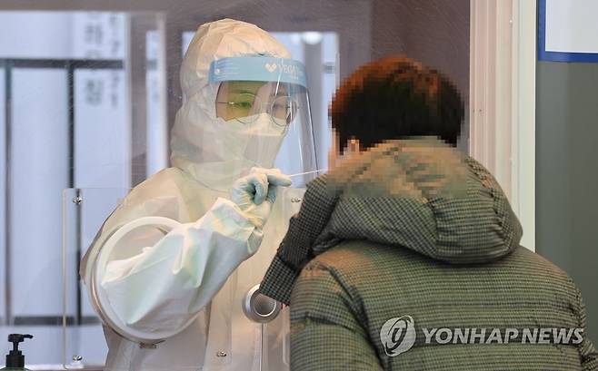 휴일에도 계속되는 코로나19 검사 (서울=연합뉴스) 김인철 기자 = 23일 오후 서울역 광장에 마련된 신종 코로나바이러스 감염증(코로나19) 임시 선별 진료소에서 의료진이 검체를 채취하고 있다. 2021.1.23 yatoya@yna.co.kr