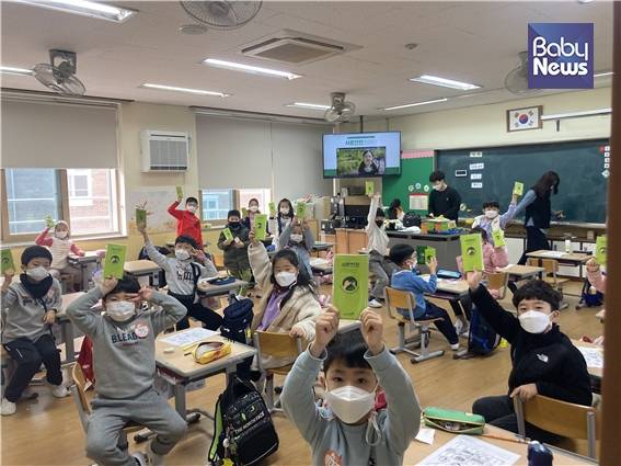 지난해 4월 총선이 끝나고 아이들의 목소리를 담은 아동 정책 공약제안서를 당선인들에게 전달하며 안전한 통학로를 구축해달라고 요구했다. ⓒ이상원