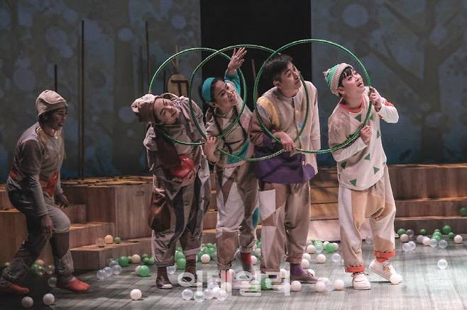 극단 타루의 연극 ‘벨벳토끼’의 한 장면(사진=아시테지 코리아).