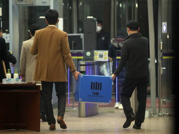 김학의 전 법무부 차관 불법 긴급 출국금지 의혹을 수사 중인 검찰이 21일 과천정부청사에서 법무부를 상대로 압수수색을 마친 뒤 압수품이 든 박스를 들고 나오고 있다. (사진=연합뉴스)