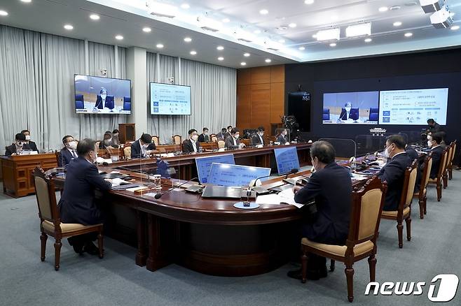 문재인 대통령이 25일 오후 청와대에서 열린 보건복지부·식품의약품안전처·질병관리청 2021년 업무보고에 참석해 정은경 질병관리청장의 보고를 받고 있다. 2021.1.25/뉴스1 © News1 이광호 기자