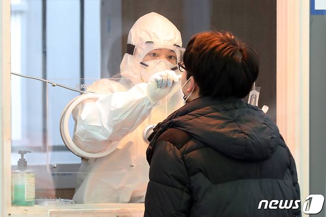 25일 오전 서울 중구 서울역광장에 마련된 신종 코로나바이러스 감염증(코로나19) 임시선별진료소에서 시민이 검사를 받고 있다. 이날 질병관리본부 중앙방역대책본부에 따르면 이날 0시 기준 국내 코로나19 신규 확진자는 437명이 발생했다고 밝혔다. 2021.1.25/뉴스1 © News1 황기선 기자