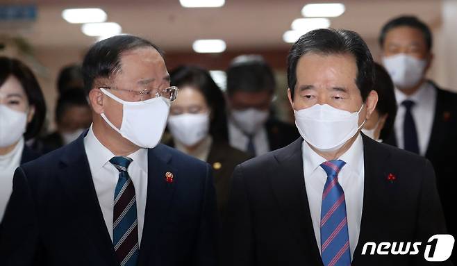 정세균 국무총리와 홍남기 경제부총리 겸 기획재정부 장관이 19일 서울 세종로 정부 서울청사에서 열린 국무회의에 참석하고 있다. 2021.1.19/뉴스1 © News1 김명섭 기자