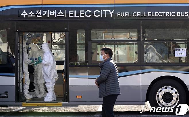 21일 오전 울산시 울주군 율리공영차고지에 마련된 임시 선별진료소에서 의료진들이 시내버스 운전직 종사자들에 대한 신종 코로나바이러스 감염증(코로나19) 무료 검사를 진행하기 위해 방호복을 착용하며 준비하고 있다. 2021.1.21/뉴스1 © News1 윤일지 기자