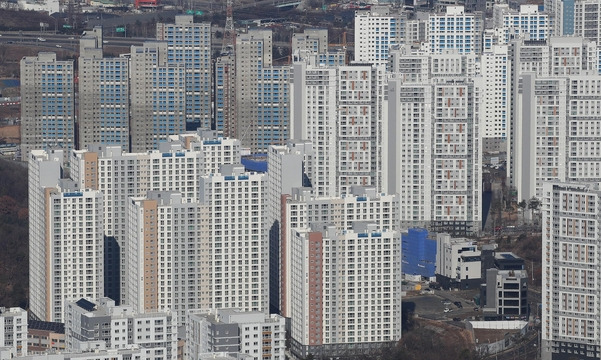 지난 24일 오전 경기도 광주 남한산성에서 바라본 위례신도시에 건축중인 아파트의 모습. /연합뉴스