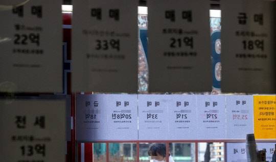 서울 송파구 한 부동산에 붙은 매물 정보. <연합뉴스>