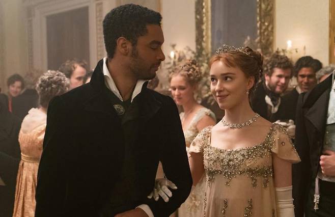 〈브리저튼〉의 주인공 레지 장 페이지와 피비 디네버.