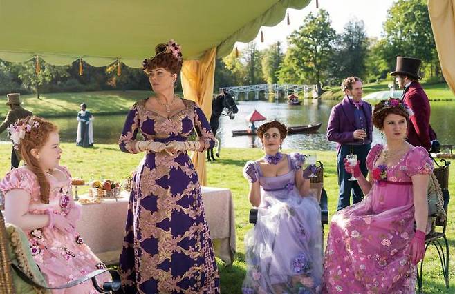 코스튬 디자이너 엘렌 미로즈닉의 예술혼이 담긴 7000여 벌의 드레스가 등장한다.