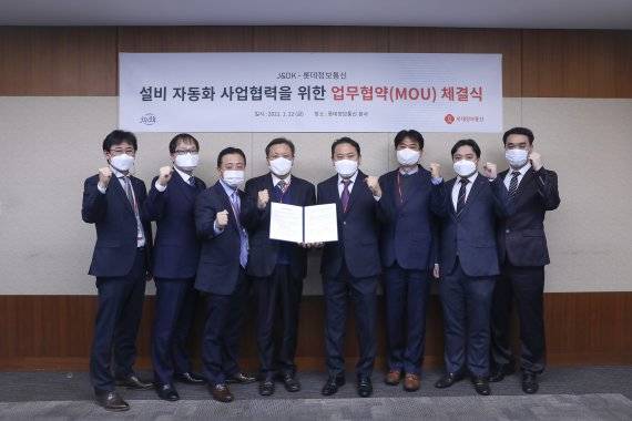 롯데정보통신 이진호 스마트시스템부문장(오른쪽 네번째)과 J&DK 이재식 대표(왼쪽 네번째) 및 관계자들이 파트너십 체결 후 기념사진을 촬영하고 있다. 롯데정보통신 제공