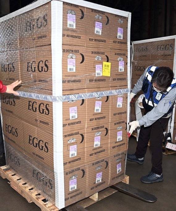고병원성 조류인플루엔자(AI) 확산으로 국내 계란 공급이 부족해지며 가격도 미국산 계란이 수입 되었다. 25일 오후 인천국제공항 화물터미널에서 아시아나항공 관계자가 자사 항공기로 수송된 미국산 계란 상태를 확인하고 있다. 아시아나항공은 AI 확산 여파로 국내 계란 공급이 부족해진 상황에서 정부의 긴급 요청에 따라 21일 초도물량 운송을 시작했으며 이날 계란 20여t을 수송했다. 사진=서동일 기자