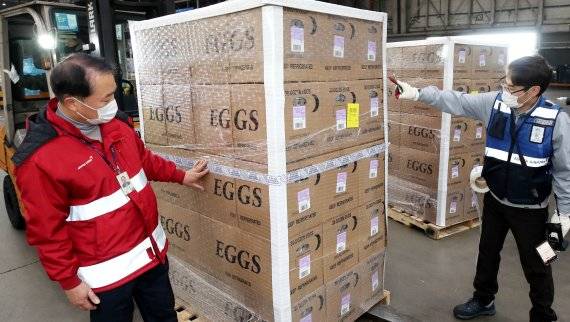 고병원성 조류인플루엔자(AI) 확산으로 국내 계란 공급이 부족해지며 가격도 미국산 계란이 수입 되었다. 25일 오후 인천국제공항 화물터미널에서 아시아나항공 관계자가 자사 항공기로 수송된 미국산 계란 상태를 확인하고 있다. 아시아나항공은 AI 확산 여파로 국내 계란 공급이 부족해진 상황에서 정부의 긴급 요청에 따라 21일 초도물량 운송을 시작했으며 이날 계란 20여t을 수송했다. 사진=서동일 기자