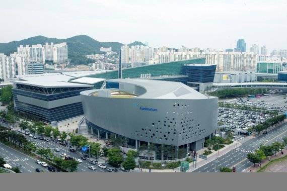 벡스코가 2021년을 '마이스(MICE) 정상화의 해'로 정하고 안전한 행사 개최를 우선으로 경영 효율화·미래 먹거리 확보를 통해 포스트 코로나 시대를 준비할 계획이다. 벡스코 전경 벡스코 제공