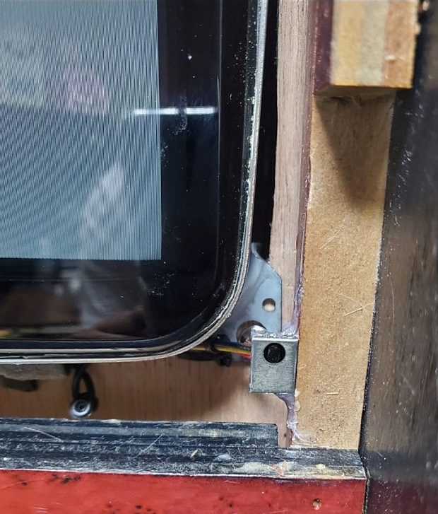 (21DA1 리모콘의 기능을 활용하기 위해 보드에 달려있던 센서를 연장시켜서 전면으로 이동시켜준 모습)