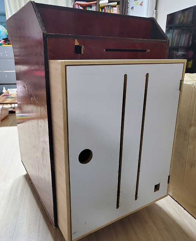 (뒤통수에 나무를 덧대는 작업이 진행됐다)