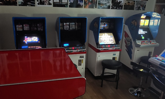 (참고로 라우켄님의 집에는 대당 4대00만원 정도 하는 네오지오 오리지널 게임기가 4개가 나란히 비치되어 있다...;;)