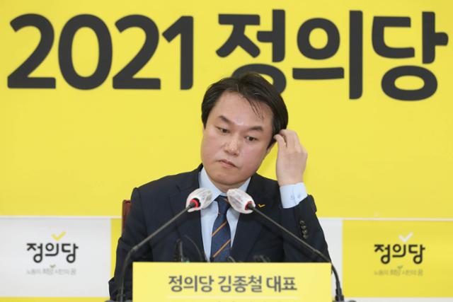 김종철 정의당 대표가 20일 국회에서 열린 신년기자회견에서 머리를 만지고 있다. 뉴스1