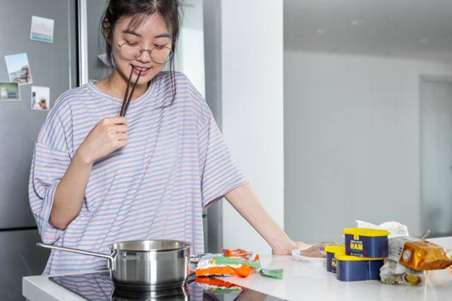 코로나19로 집에 머무는 시간이 길어지자 식사를 하는 시간대가 아침, 점심, 저녁으로 정형화되던 기존과 달리 '아점(아침+점심)', '점저(점심+저녁)' 등 시간이 날 때 유동적으로 해결하는 경우가 늘고 있다. 게티이미지뱅크