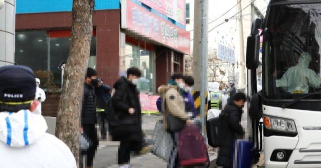 25일 오전 대전시 중구 대흥동 IEM국제학교에서 코로나19 확진자들이 충남 아산 생활치료센터로 이동하기 위해 차량에 탑승하고 있다./사진=연합뉴스