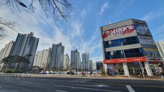 충남 서산시 성연면 왕정리·일람리 일원에 조성된 대규모 아파트 단지와 상가 모습. 신진호 기자