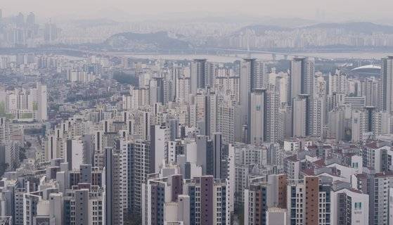 정부의 공급 대책 발표 예고에도 수도권 아파트 매수세가 역대 최고치를 경신했다. [연합뉴스]