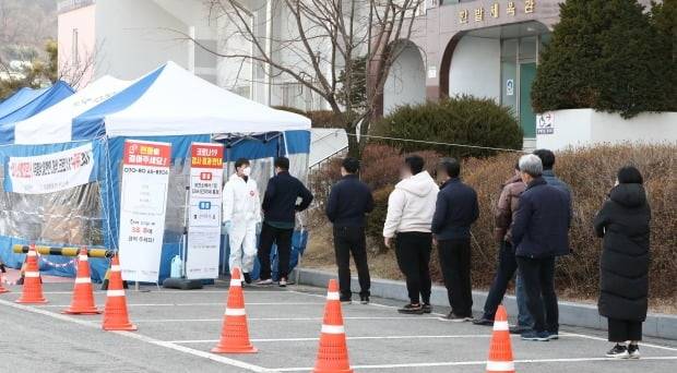 25일 오후 대전 중구 한밭체육관에 마련된 임시선별진료소에서 시민들이 검사를 받기 위해 기다리고 있다. /사진=뉴스1