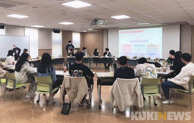 지난해 유성구청소년수련관에서 제3기 청소년참여위원회 ‘해달별’이 정기회의 모습.