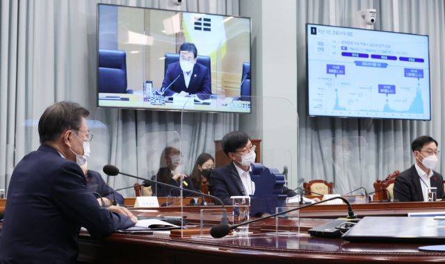 문재인 대통령이 25일 오후 청와대에서 열린 복지부·식약처·질병청 2021년 업무보고에 참석, 권덕철 보건복지부 장관 보고를 받고 있다. 연합뉴스