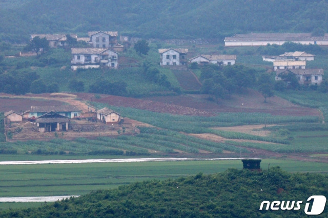 (파주=뉴스1) 이동해 기자 = 6·25전쟁 70주년을 맞은 25일 경기 파주 오두산 통일전망대에서 바라본 북한 황해북도 개풍군 일대가 고요한 모습을 보이고 있다. 2020.6.25/뉴스1