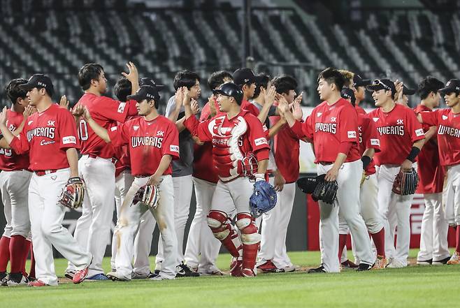 신세계 그룹이 프로야구단 SK 와이번스 인수를 추진하고 있다. [연합]