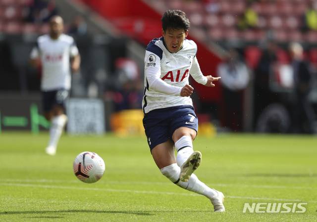 [사우샘프턴=AP/뉴시스]토트넘 홋스퍼 손흥민이 20일(현지시간) 영국 사우샘프턴의 세인트 메리즈 스타디움에서 열린 2020-21시즌 잉글랜드 프리미어리그(EPL) 2라운드 사우샘프턴과의 경기 후반 2분 두 번째 골을 넣고 있다. 손흥민은 전반 추가시간 첫 번째 골에 이어 후반 2분과 19분, 28분에 각각 추가 골을 터트리는 활약을 펼치고 있다. 2020.09.20.