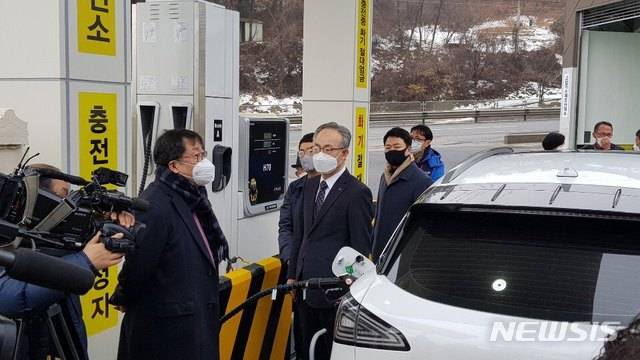 [대전=뉴시스] 충북 제천시 내 '삼보 수소충전소' 준공 모습.
